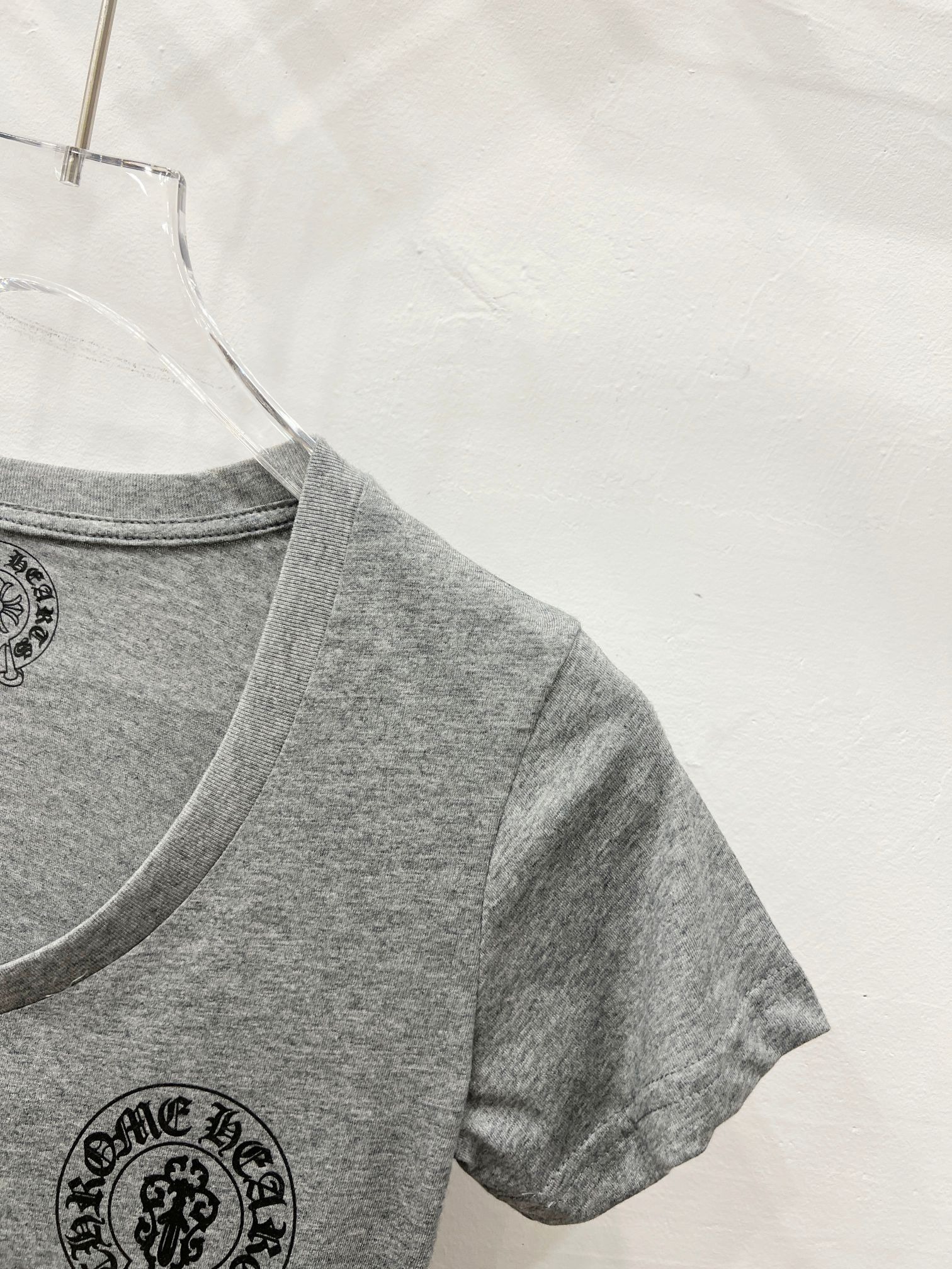 クロムハーツ「Chrome Hearts」ボタニカルVネックTシャツ