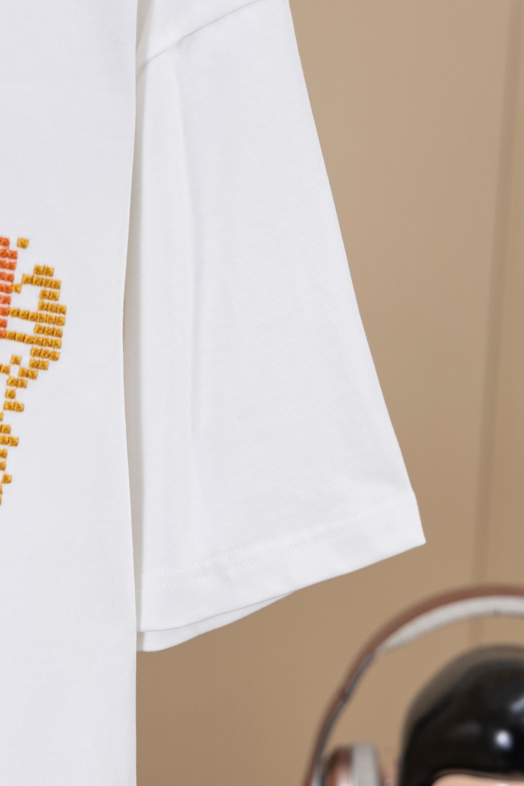 クロムハーツ「Chrome Hearts」カラフルサンスクリット エンブロイダリーTシャツ