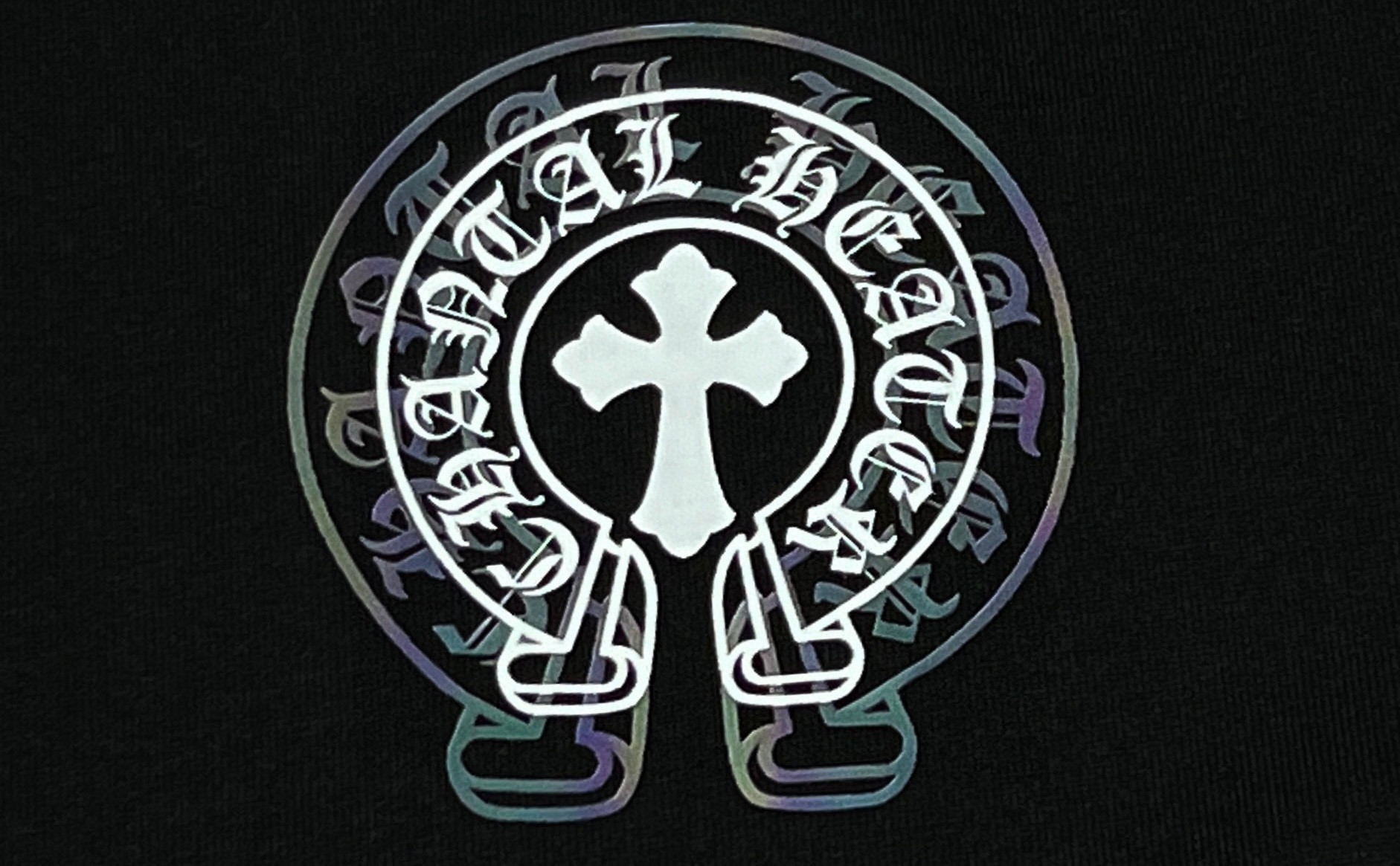 クロムハーツ「Chrome Hearts」サンスクリットクロス デジタルエンボスTシャツ