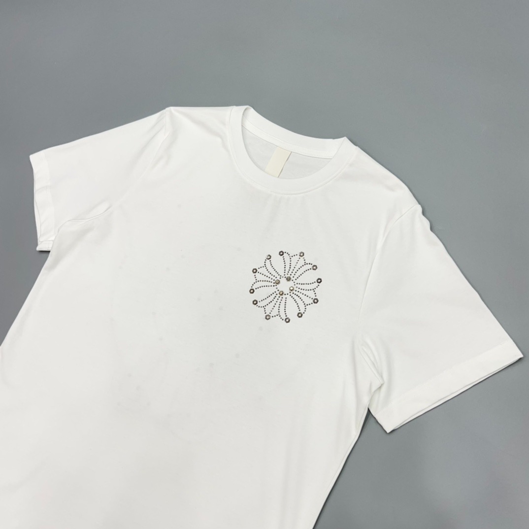 クロムハーツ「Chrome Hearts」スパンコールサンスクリット スタッドTシャツ