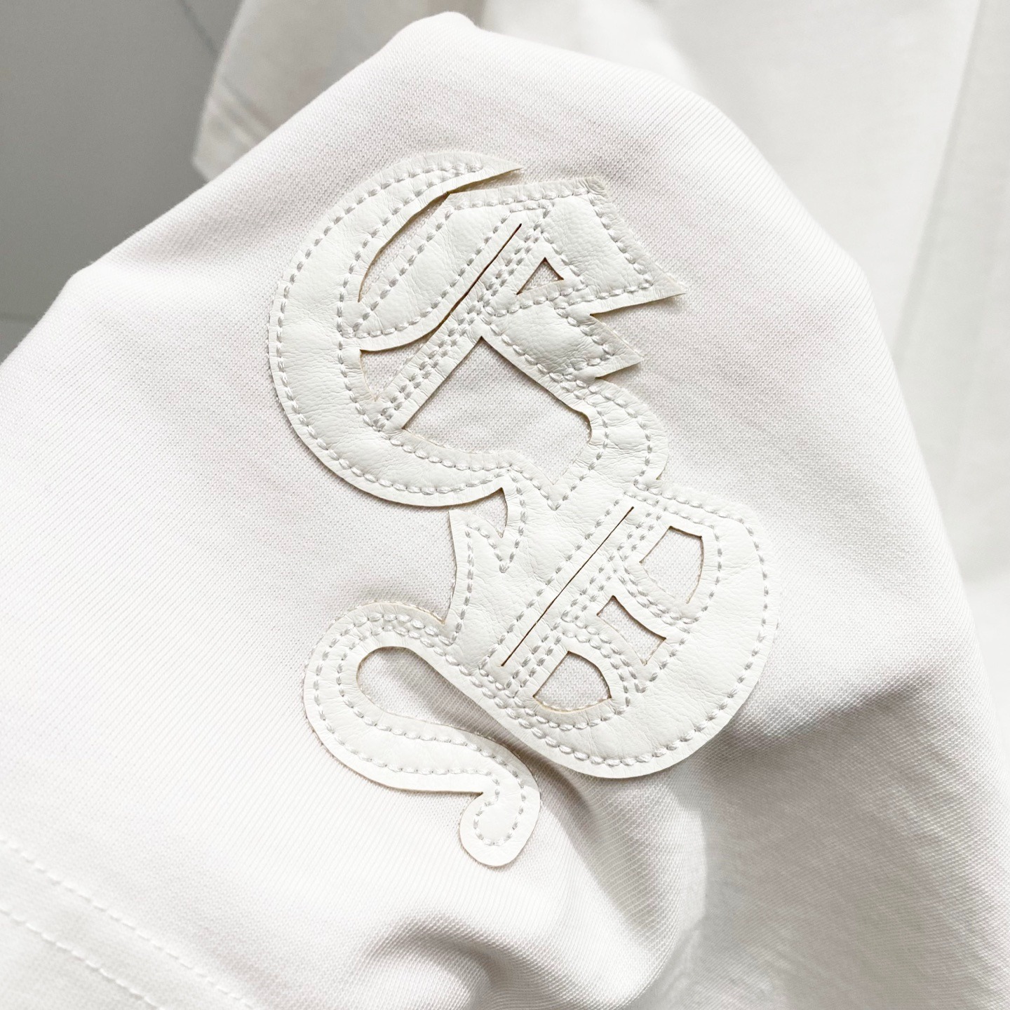 クロムハーツ「Chrome Hearts」レザー&サンスクリットTシャツ