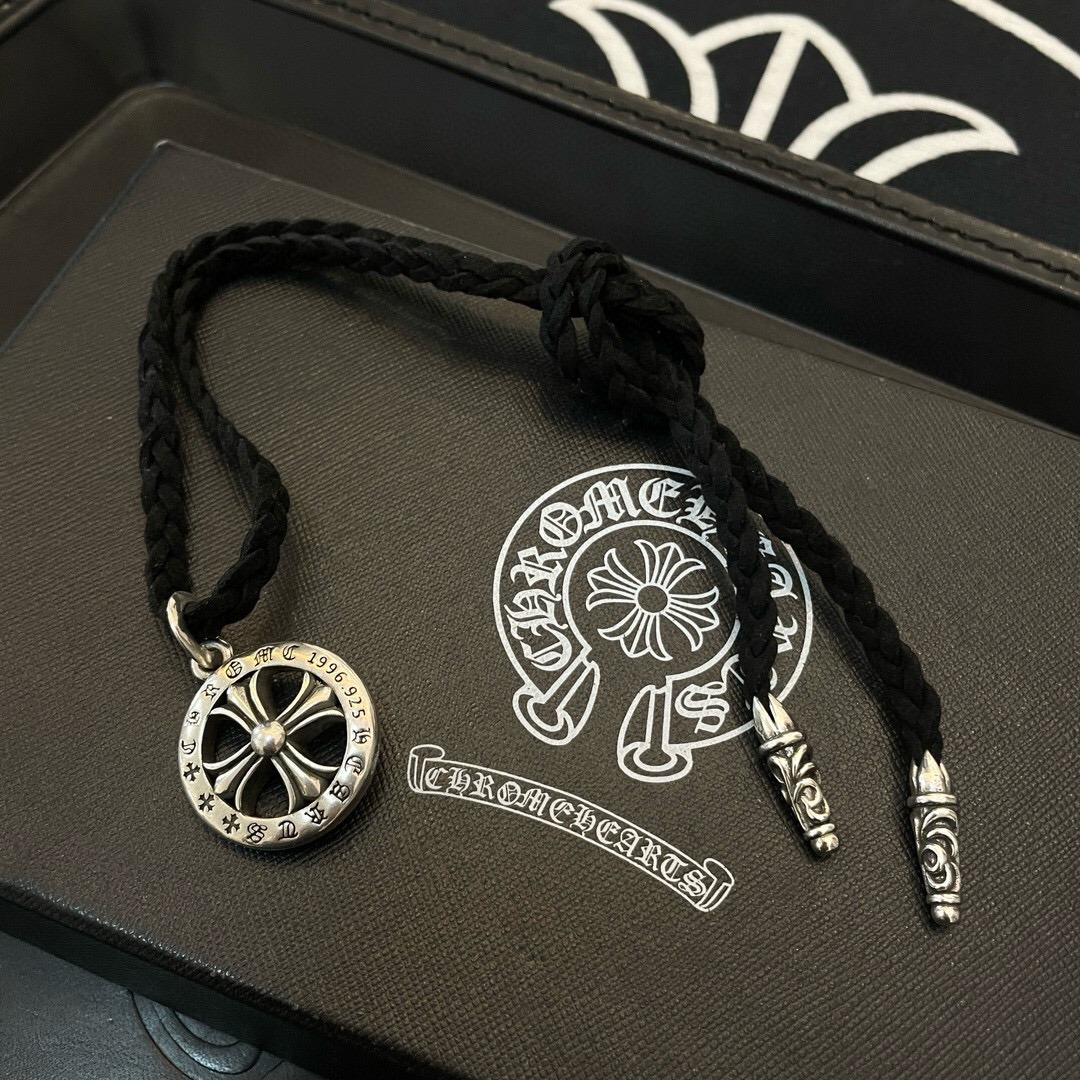 クロムハーツ「Chrome Hearts」レザーコード サークルクロスペンダントネックレス