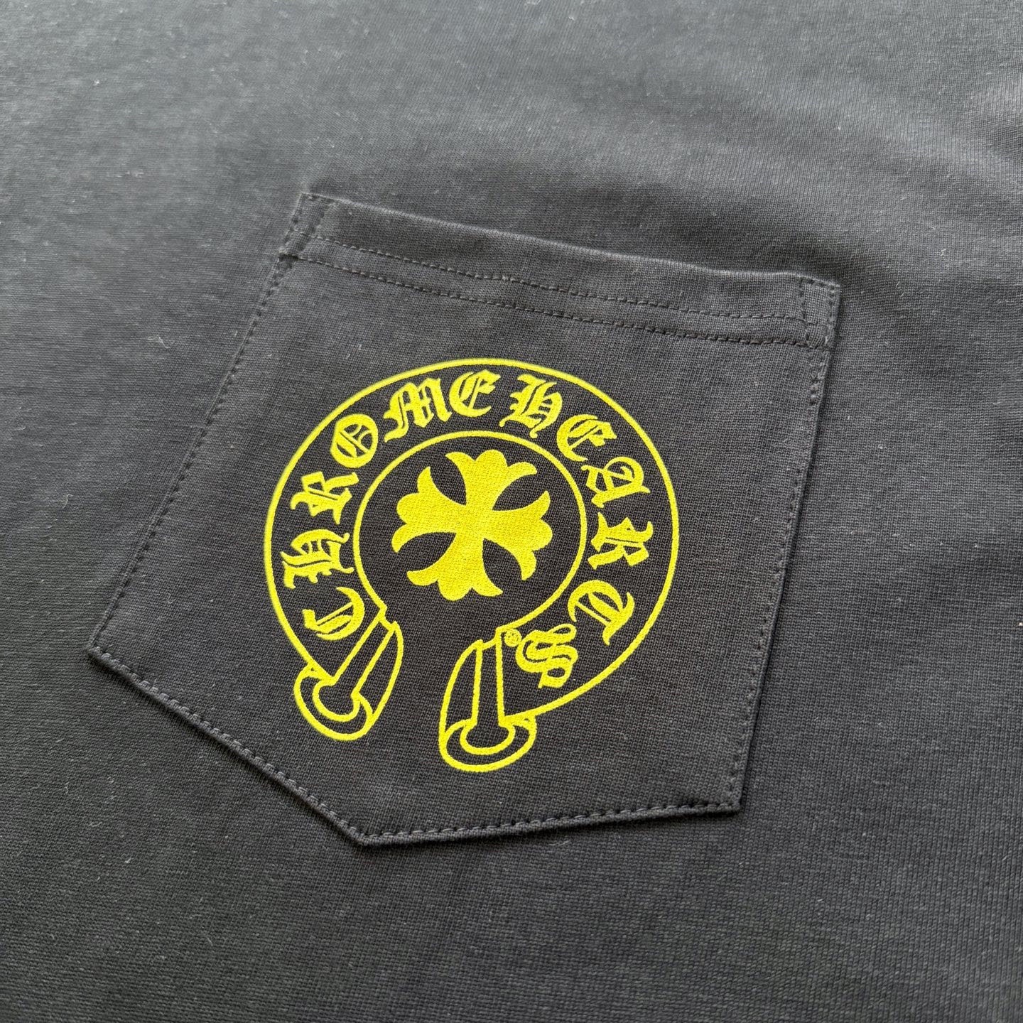 クロムハーツ「Chrome Hearts」ストライプサンスクリットTシャツ