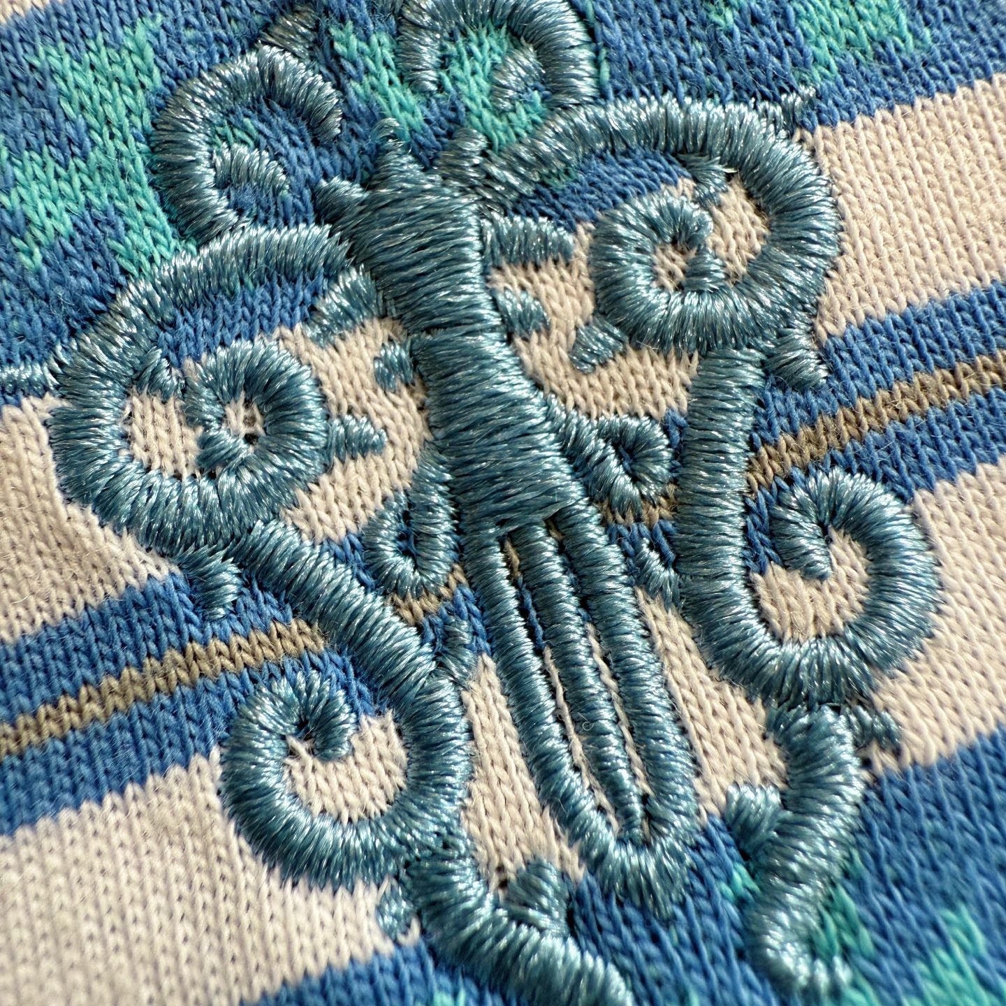 クロムハーツ「Chrome Hearts」 ストライプサンスクリットTシャツ