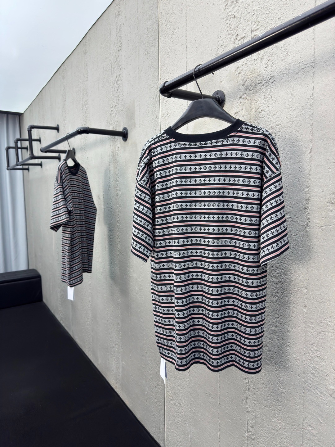 クロムハーツ「Chrome Hearts」ストライプ オールオーバープリント Tシャツ