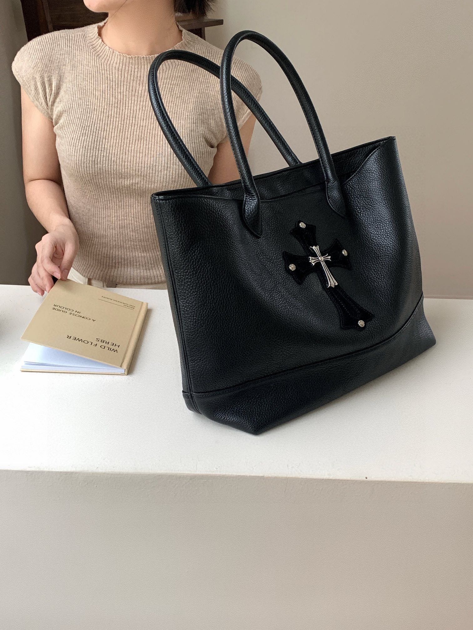 クロムハーツ「Chrome Hearts」メタリッククロスロゴ レザートートバッグ 35×31×12cm