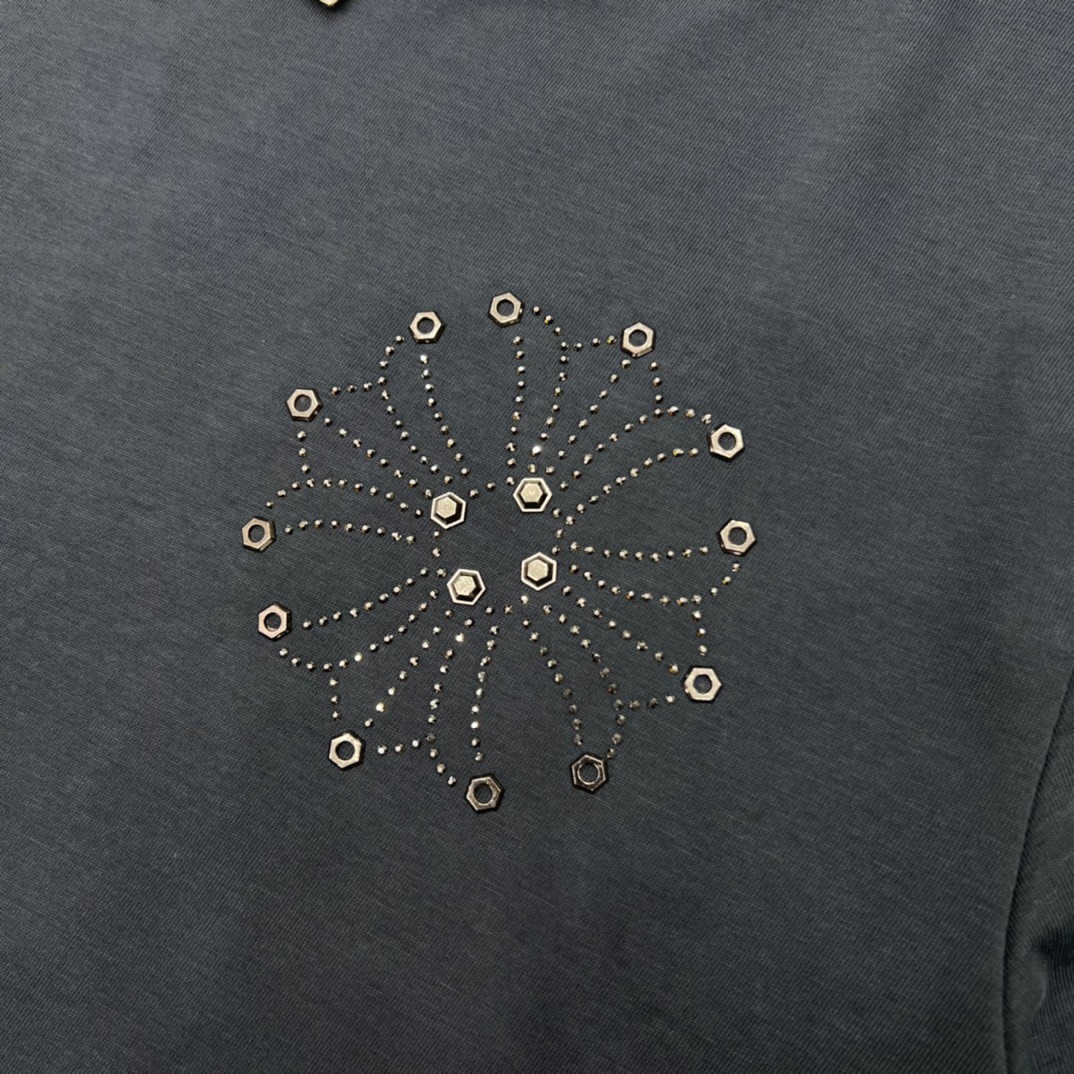 クロムハーツ「Chrome Hearts」スタッドサンスクリット スパンコールTシャツ