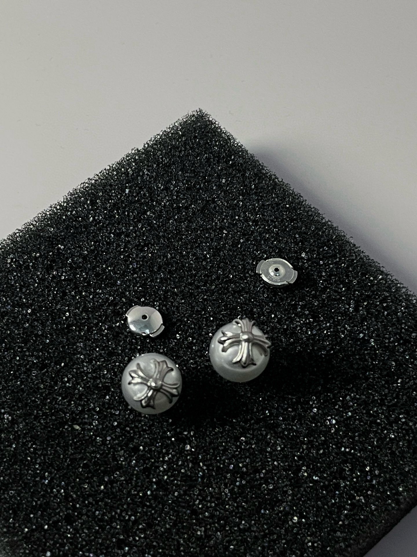 クロムハーツ「Chrome Hearts」クロムハーツ × ミキモト コラボレーションパールクロスピアス S925 ピアス