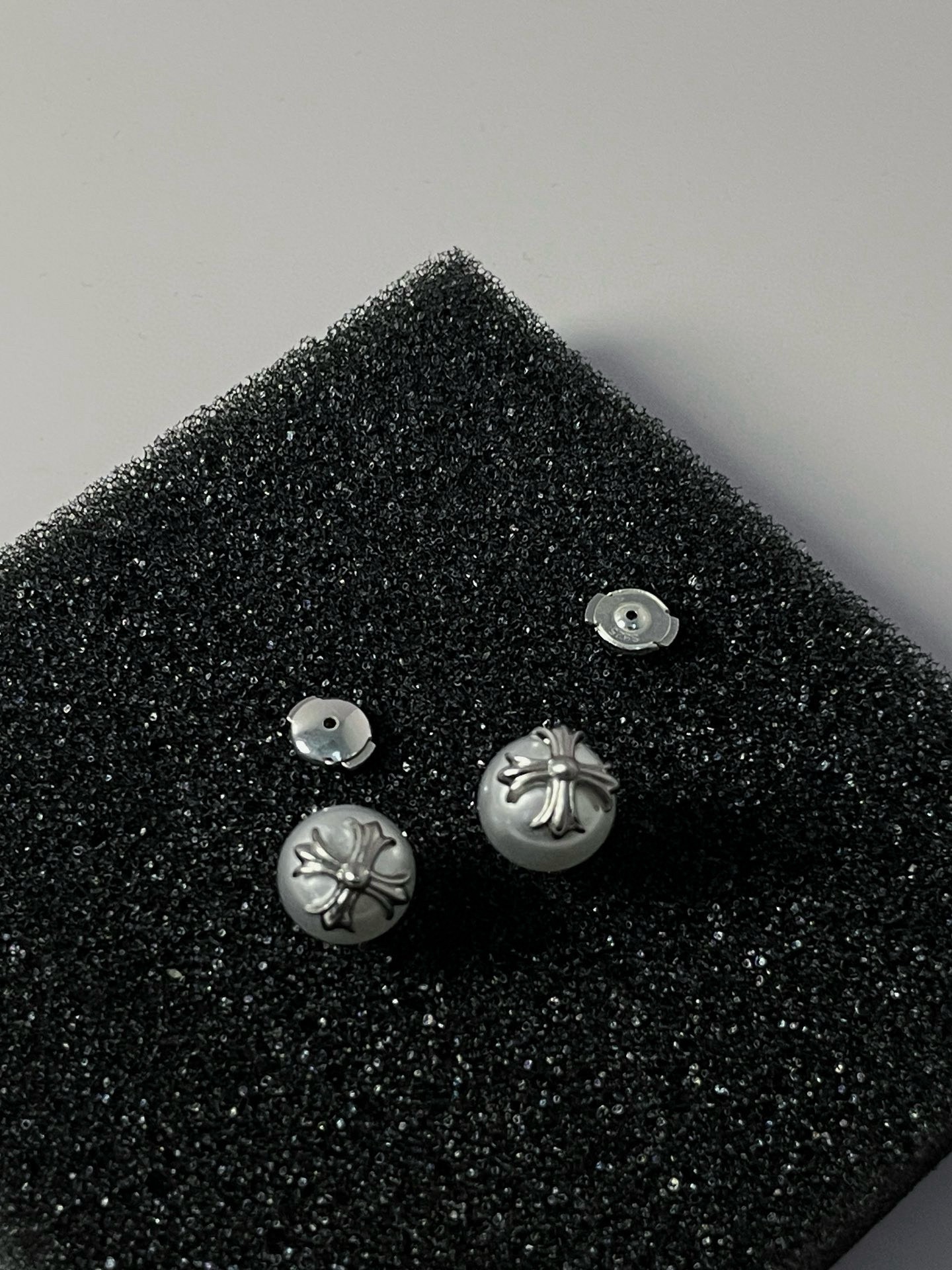 クロムハーツ「Chrome Hearts」クロムハーツ × ミキモト コラボレーションパールクロスピアス S925 ピアス