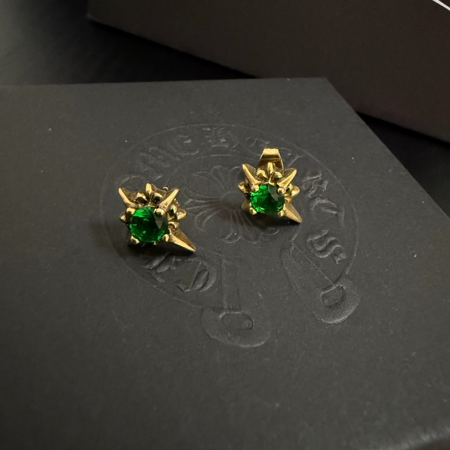 クロムハーツ「Chrome Hearts」クロムハーツ エメラルドクロスピアス S925 ユニセックス ピアス