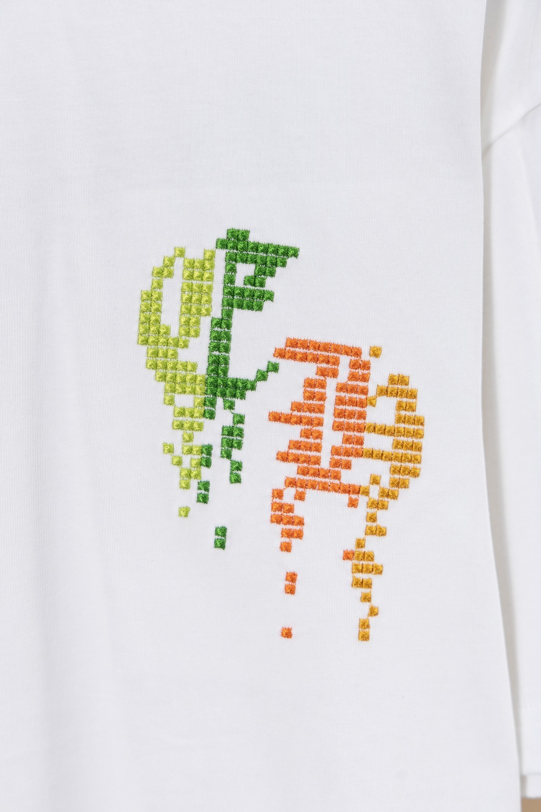 クロムハーツ「Chrome Hearts」カラフルサンスクリット エンブロイダリーTシャツ