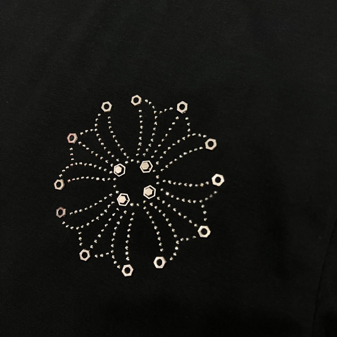 クロムハーツ「Chrome Hearts」スタッドサンスクリット スパンコールTシャツ