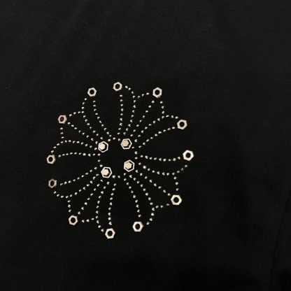 クロムハーツ「Chrome Hearts」スタッドサンスクリット スパンコールTシャツ