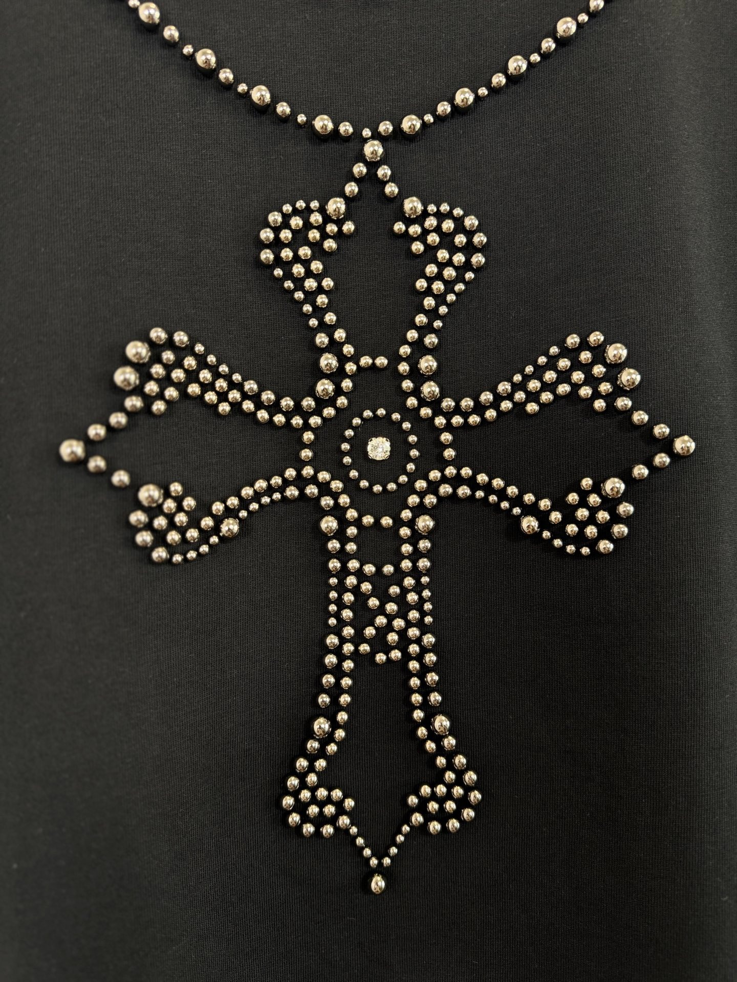 クロムハーツ「Chrome Hearts」ホースシュー＆クロス パールプリント Tシャツ