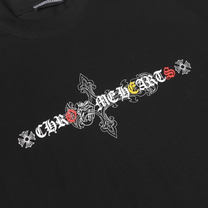 クロムハーツ「Chrome Hearts」サンスクリットプリントTシャツ-ISETAN PRESTIGE CURATED