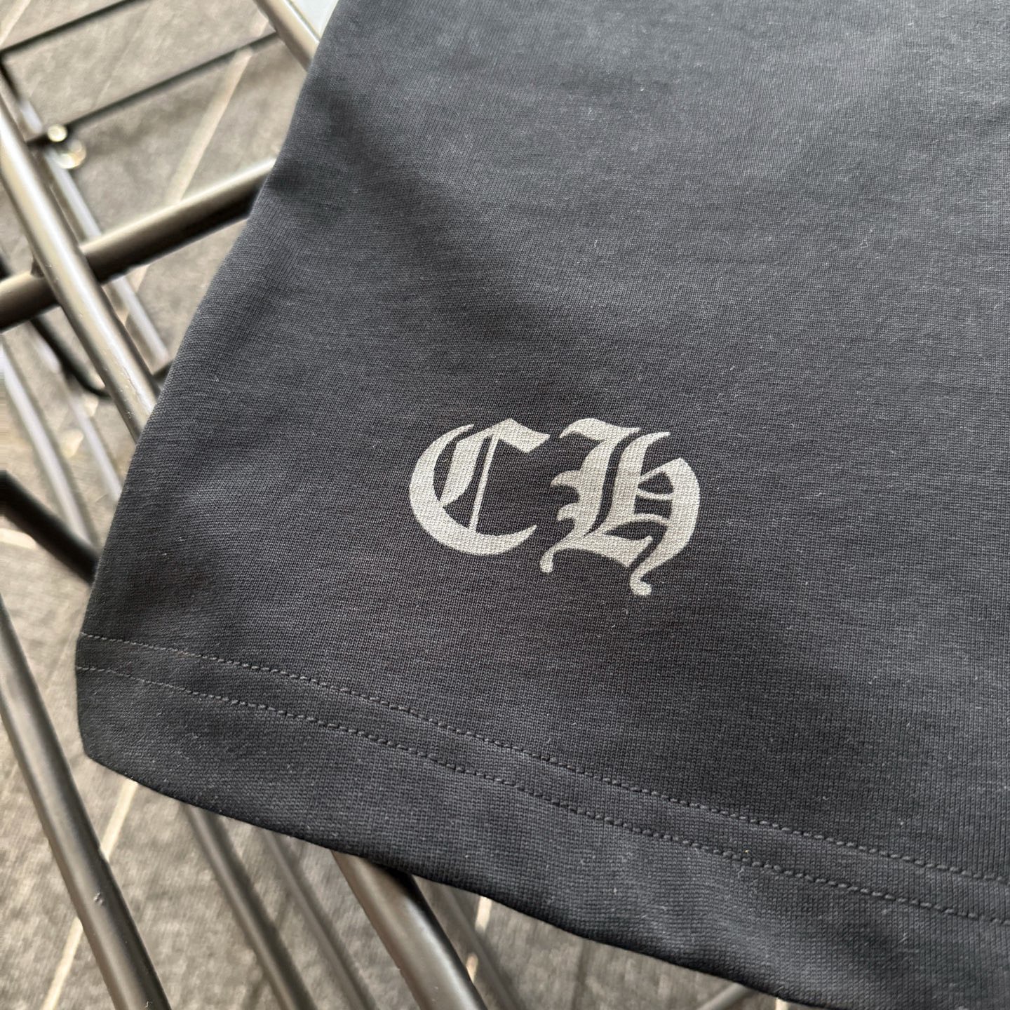 クロムハーツ「Chrome Hearts」ストライプサンスクリットTシャツ