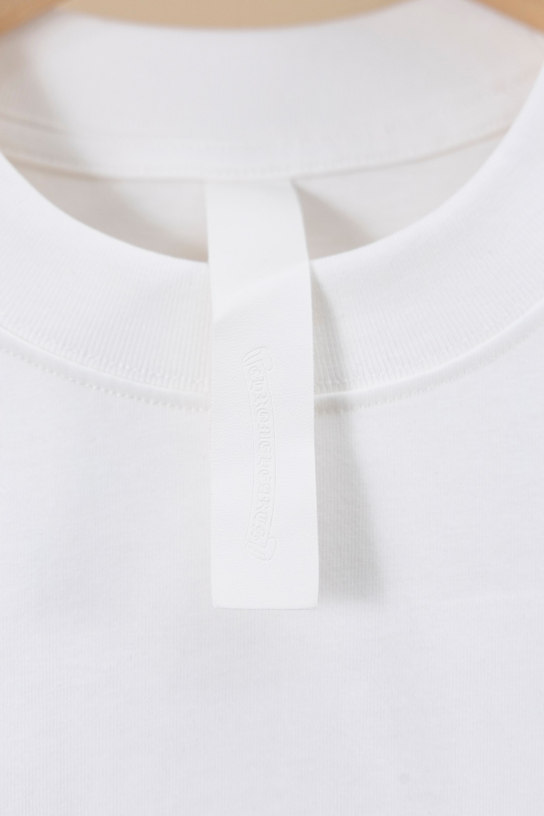 クロムハーツ「Chrome Hearts」カラフルサンスクリット エンブロイダリーTシャツ