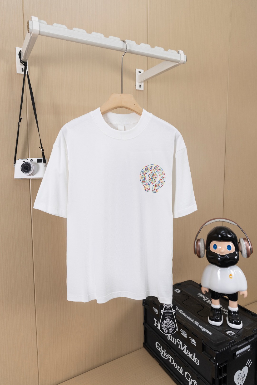 クロムハーツ「Chrome Hearts」カラフルサンスクリット エンブロイダリーTシャツ