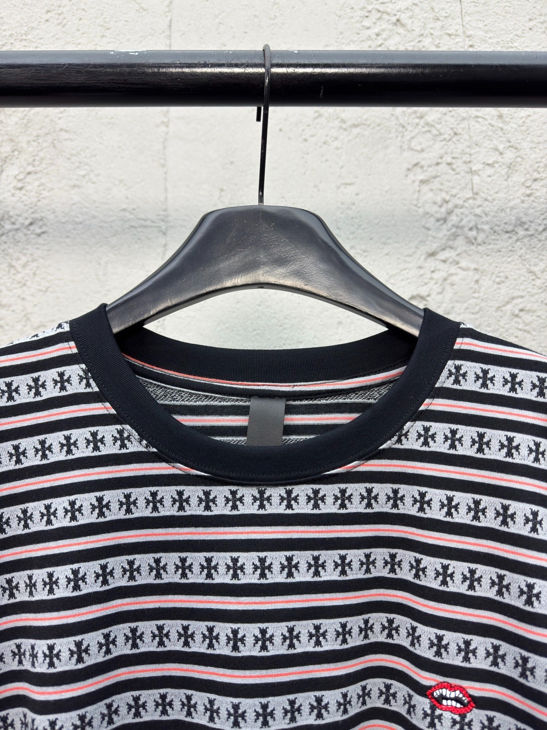 クロムハーツ「Chrome Hearts」ストライプ オールオーバープリント Tシャツ