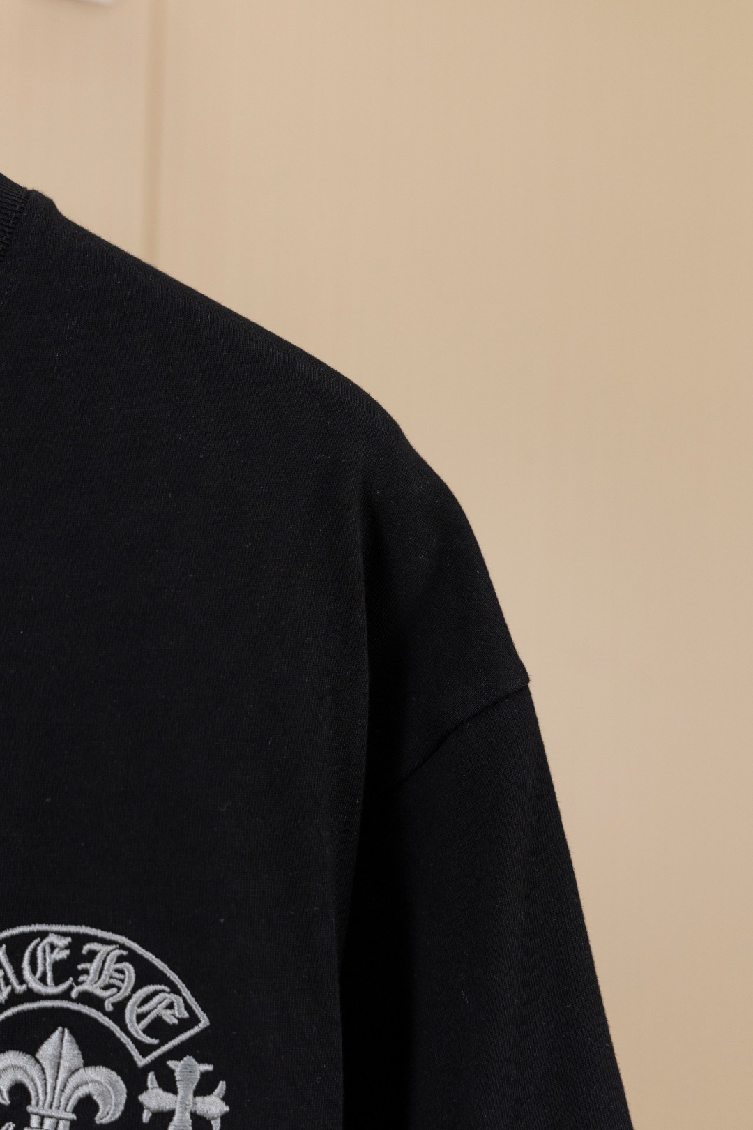 クロムハーツ「Chrome Hearts」サンスクリットクロス ディストレスドTシャツ