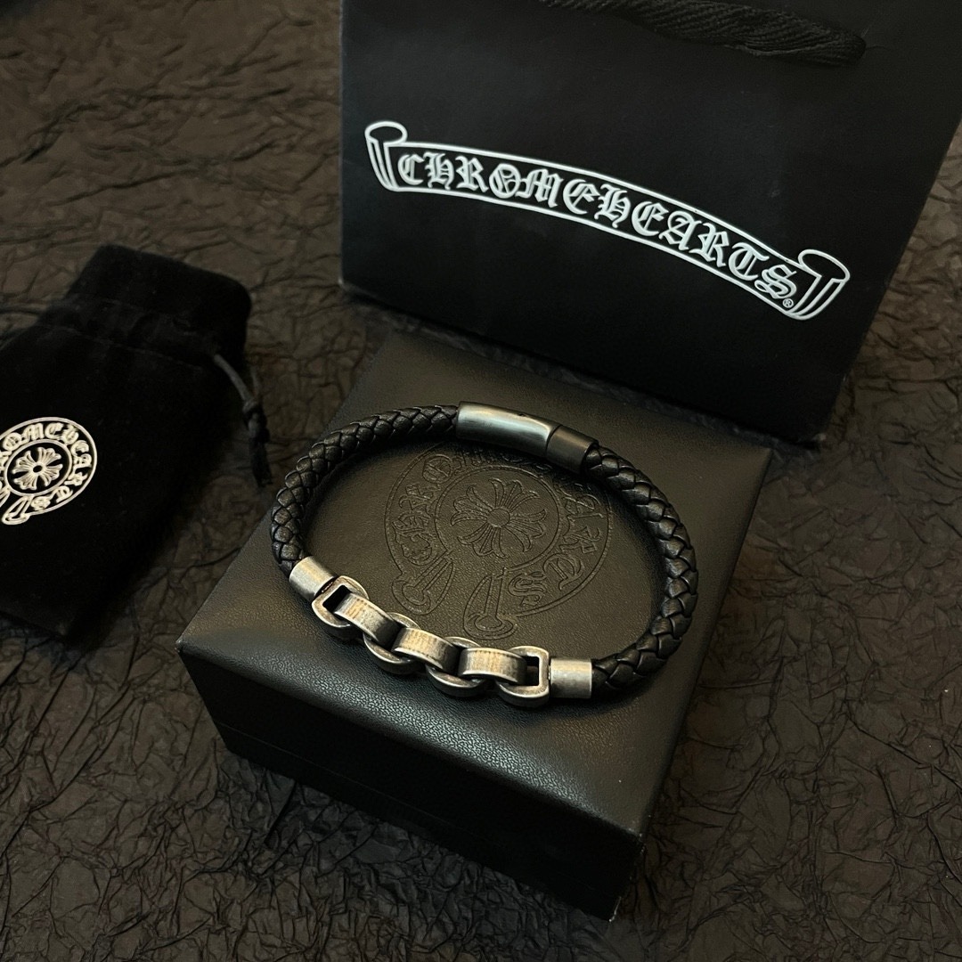 クロムハーツ「Chrome Hearts」Leather Wrap Bracelet with Cross Charm