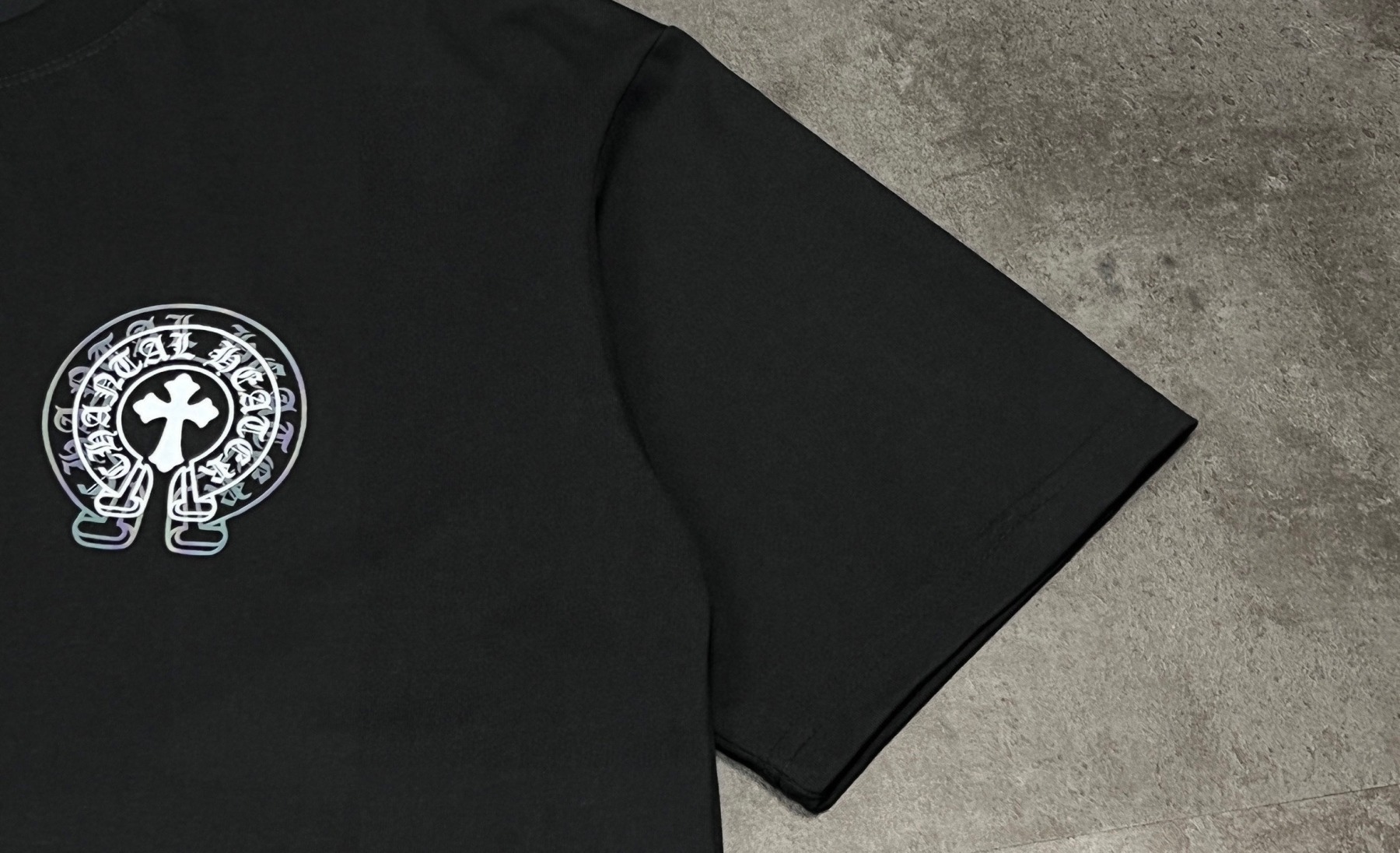 クロムハーツ「Chrome Hearts」サンスクリットクロス デジタルエンボスTシャツ