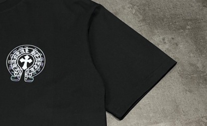 クロムハーツ「Chrome Hearts」サンスクリットクロス デジタルエンボスTシャツ