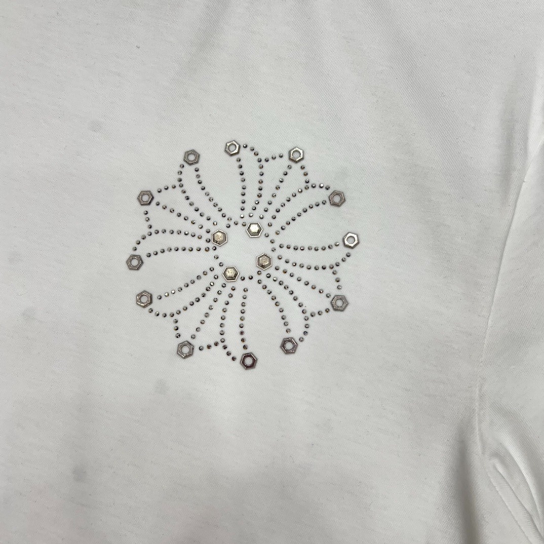 クロムハーツ「Chrome Hearts」スパンコールサンスクリット スタッドTシャツ