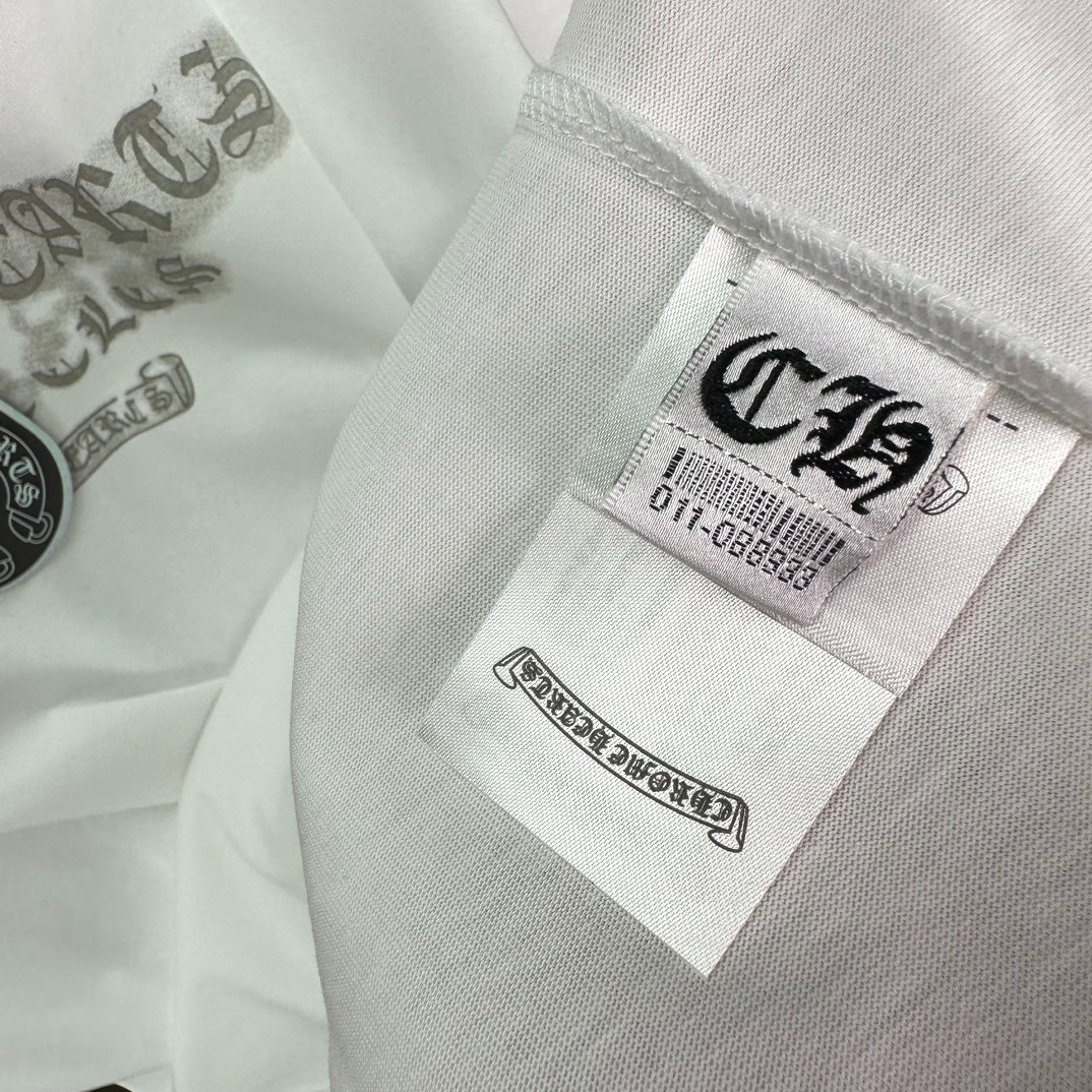 クロムハーツ「Chrome Hearts」メタルクロス ルーンロゴTシャツ