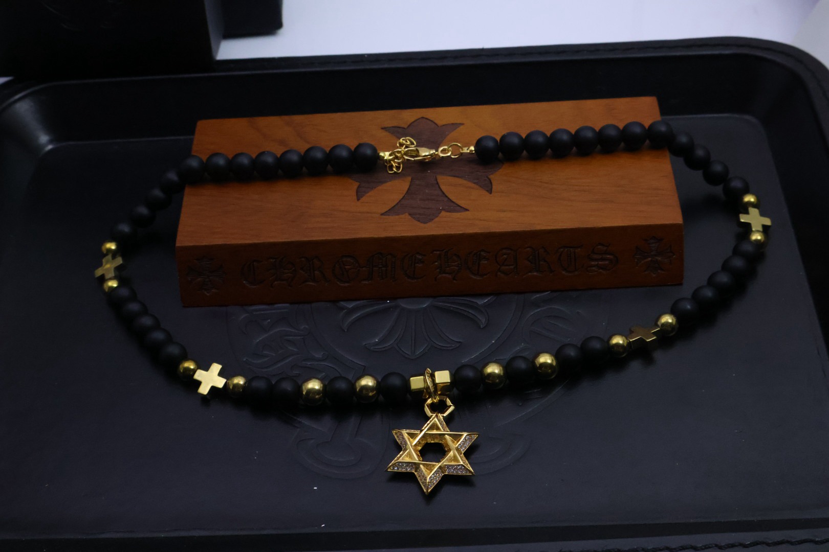 クロムハーツ「Chrome Hearts」ブラックビーズ＆クロス ペンダントネックレス