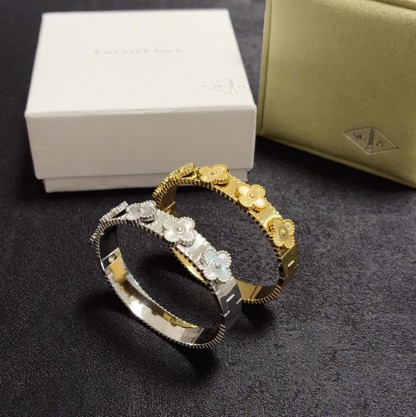 クロムハーツ「Chrome Hearts」 Gothic Slim Cuff Bracelet-ISETAN PRESTIGE CURATED