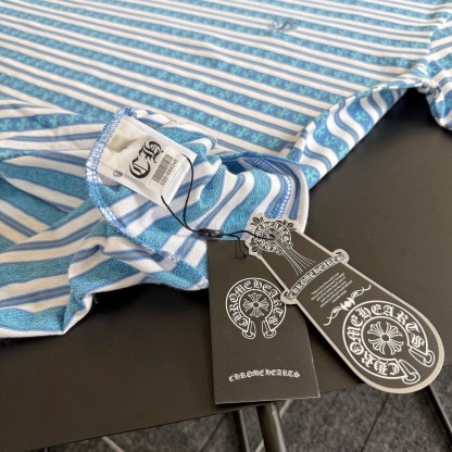 クロムハーツ「Chrome Hearts」 ストライプサンスクリットTシャツ