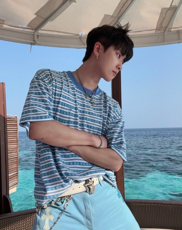 クロムハーツ「Chrome Hearts」 ストライプサンスクリットTシャツ