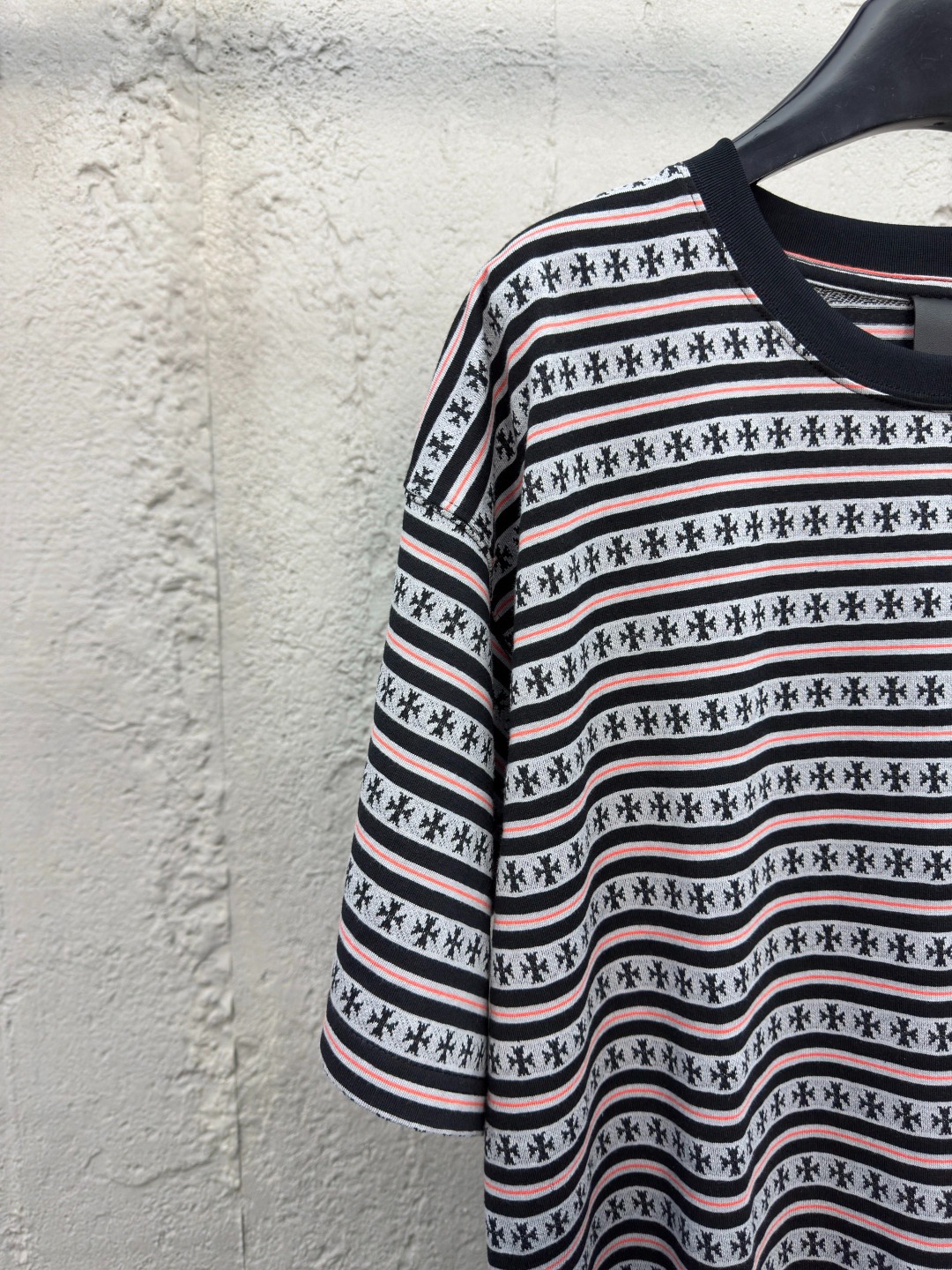 クロムハーツ「Chrome Hearts」ストライプ オールオーバープリント Tシャツ