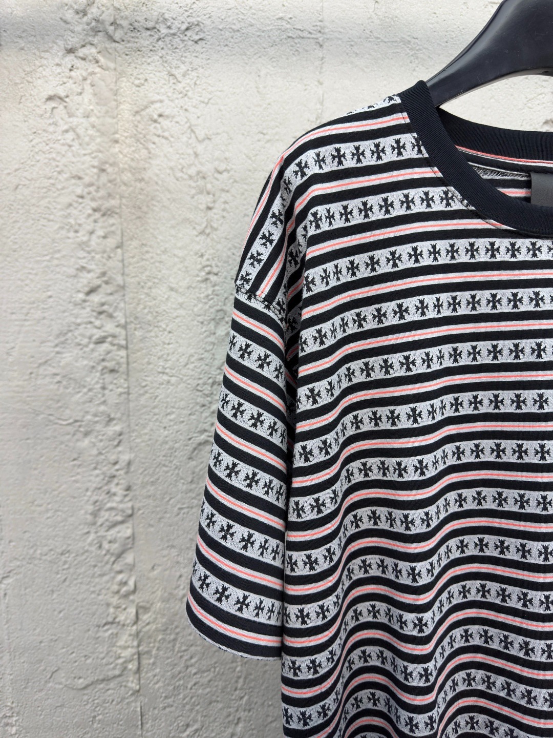 クロムハーツ「Chrome Hearts」ストライプ オールオーバープリント Tシャツ