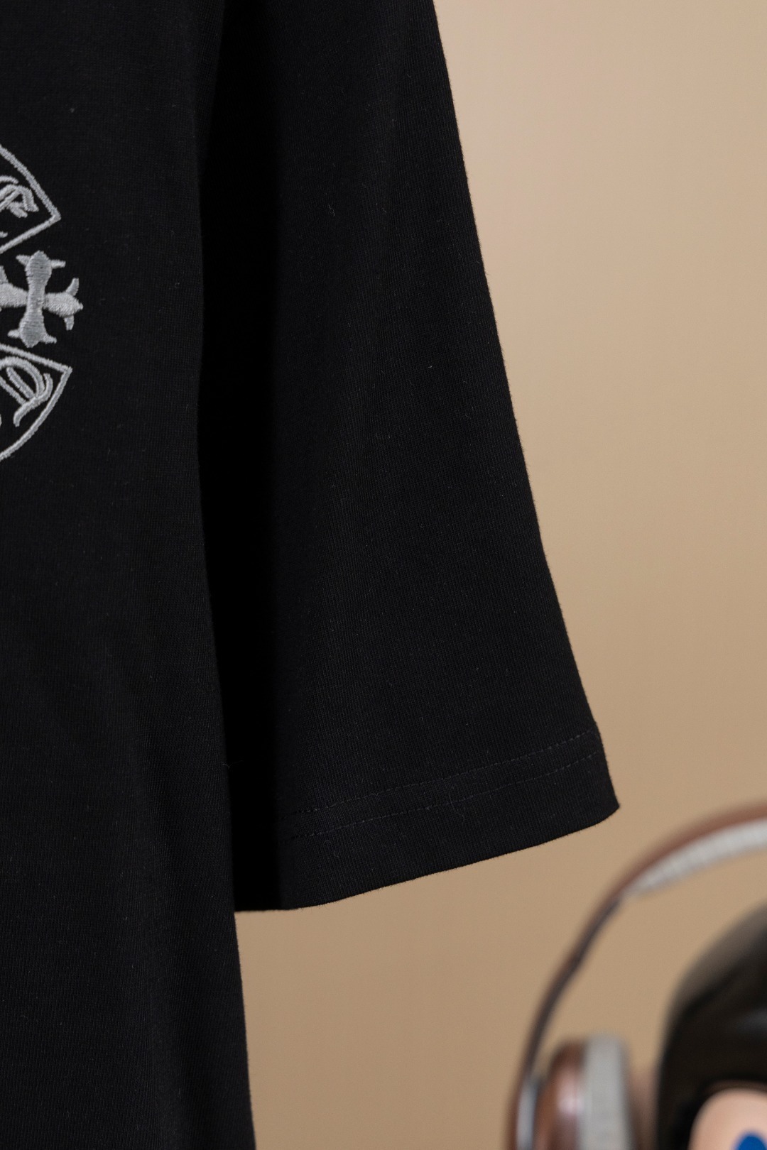 クロムハーツ「Chrome Hearts」サンスクリットクロス ディストレスドTシャツ