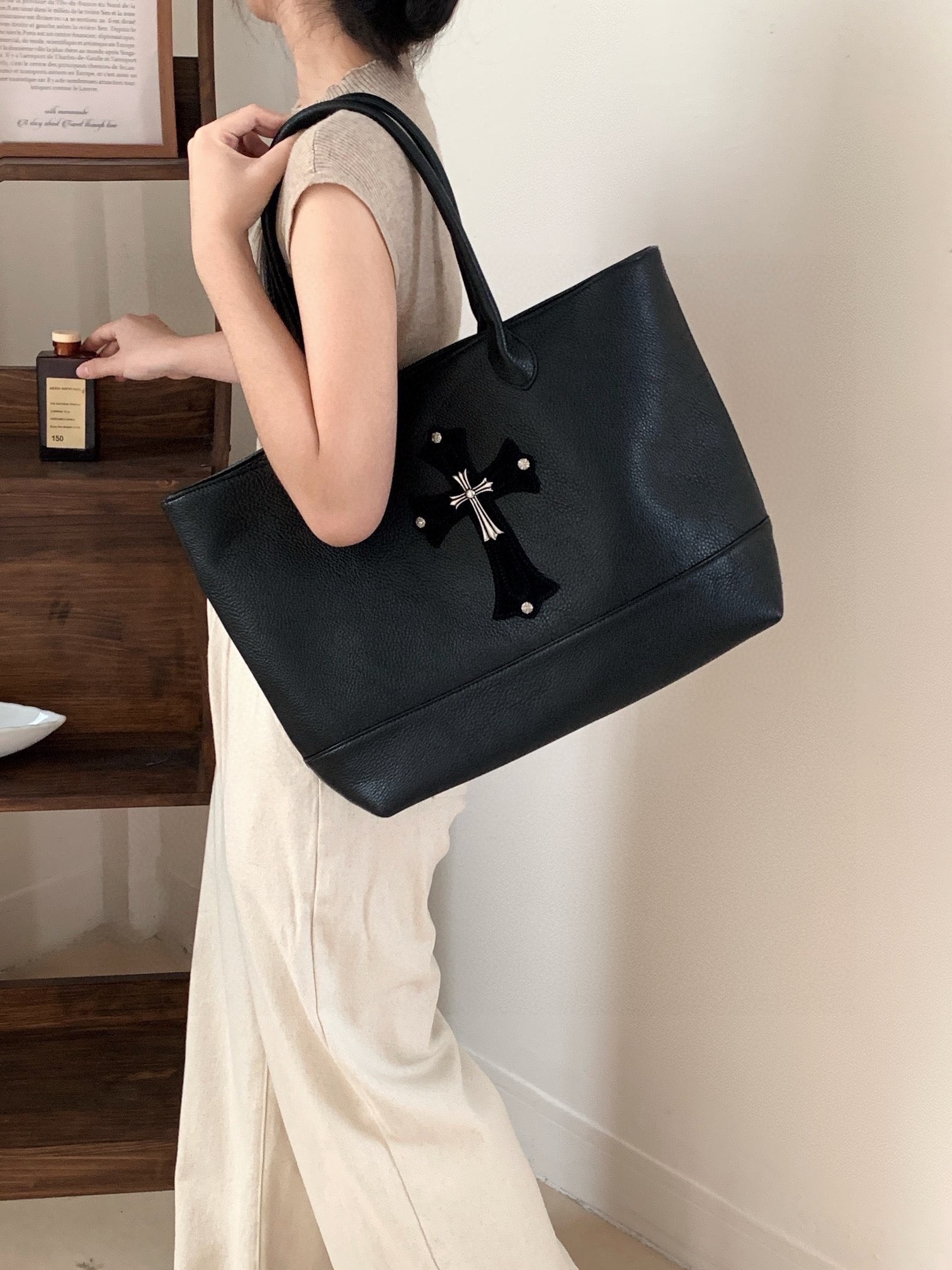 クロムハーツ「Chrome Hearts」メタリッククロスロゴ レザートートバッグ 35×31×12cm