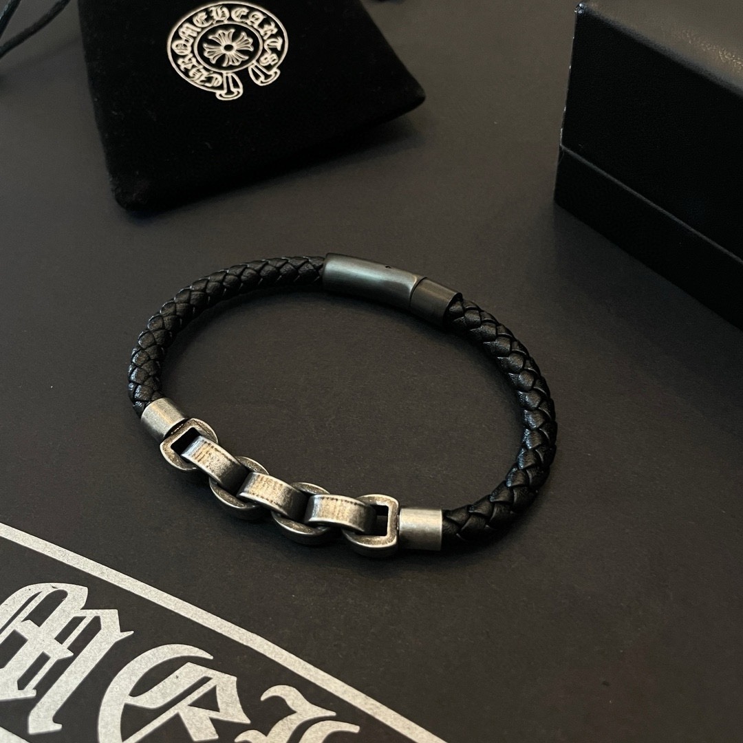 クロムハーツ「Chrome Hearts」Leather Wrap Bracelet with Cross Charm