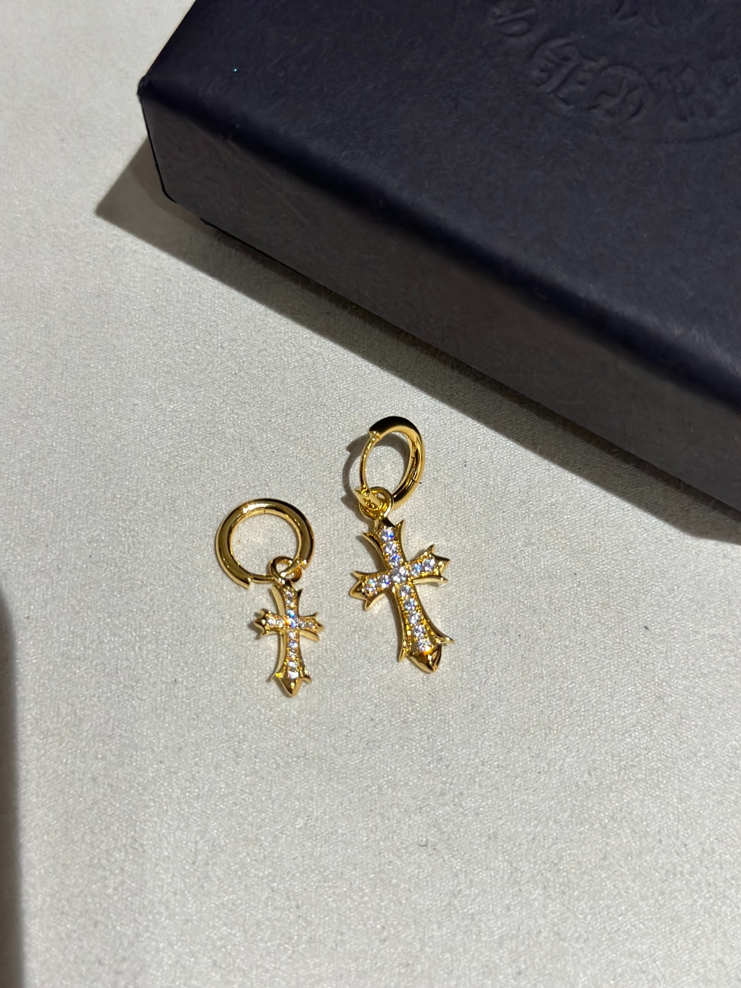 クロムハーツ「Chrome Hearts」クロムハーツ アシンメトリークロスピアス S925 ピアス