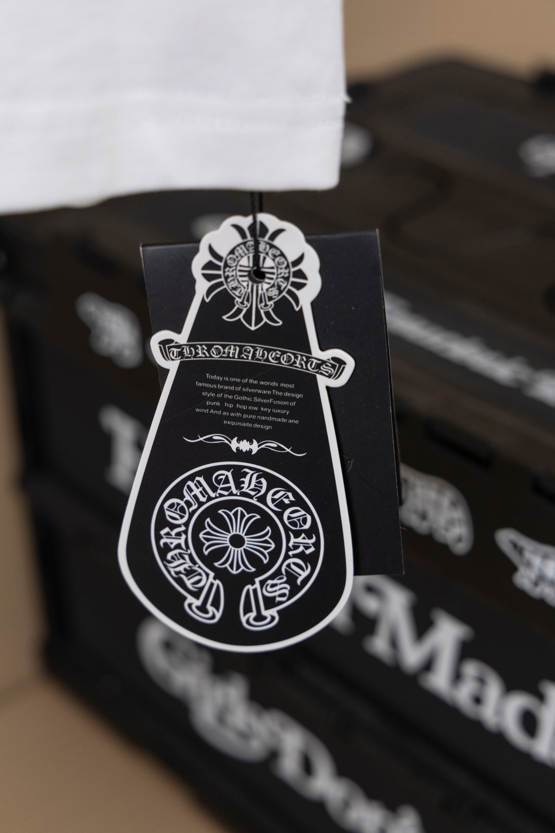 クロムハーツ「Chrome Hearts」カラフルサンスクリット エンブロイダリーTシャツ