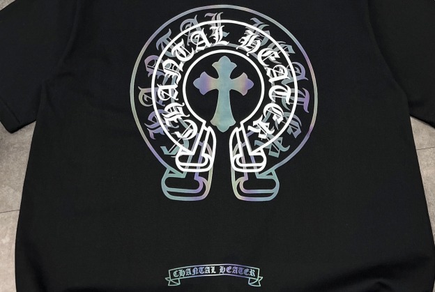 クロムハーツ「Chrome Hearts」サンスクリットクロス デジタルエンボスTシャツ