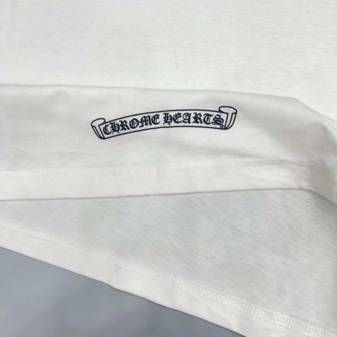 クロムハーツ「Chrome Hearts」サンスクリット&スカウトフラワー プリントTシャツ