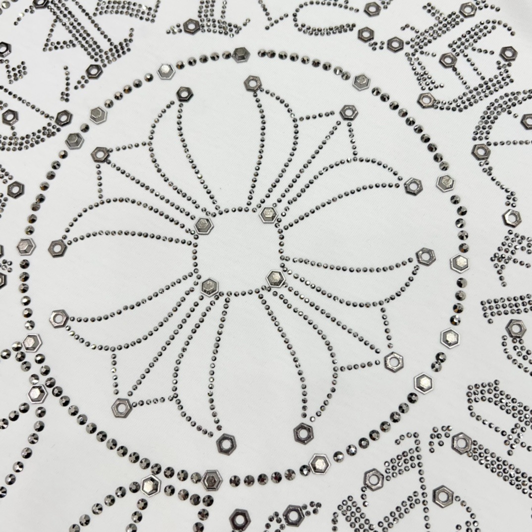 クロムハーツ「Chrome Hearts」スパンコールサンスクリット スタッドTシャツ