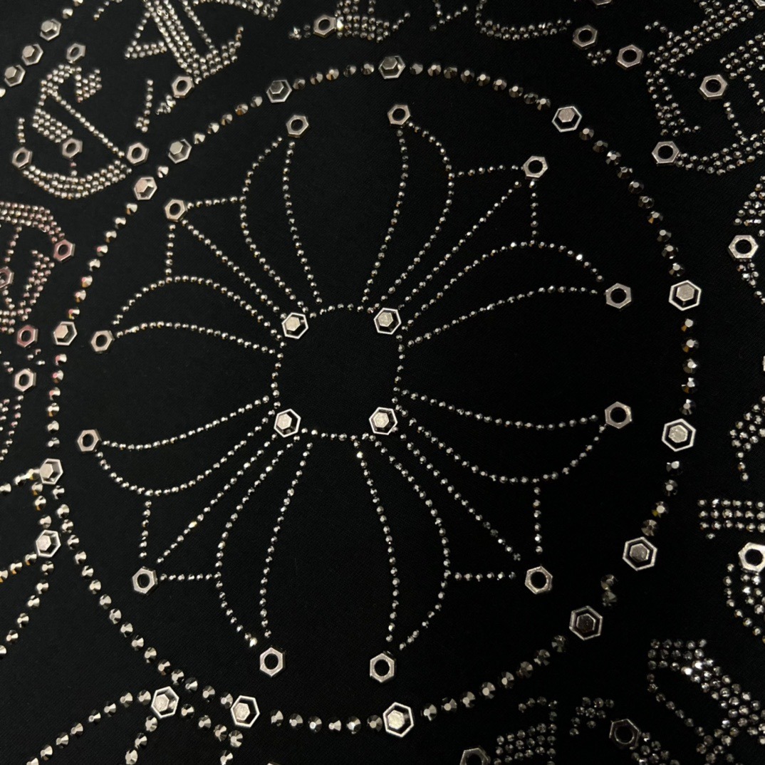 クロムハーツ「Chrome Hearts」スタッドサンスクリット スパンコールTシャツ