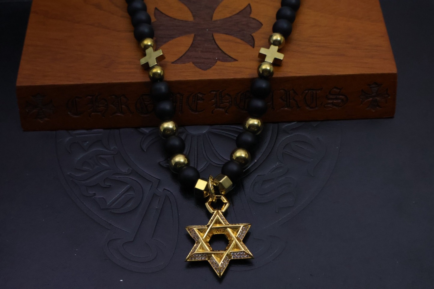 クロムハーツ「Chrome Hearts」ブラックビーズ＆クロス ペンダントネックレス