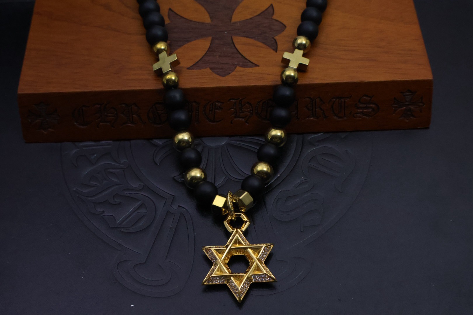 クロムハーツ「Chrome Hearts」ブラックビーズ＆クロス ペンダントネックレス