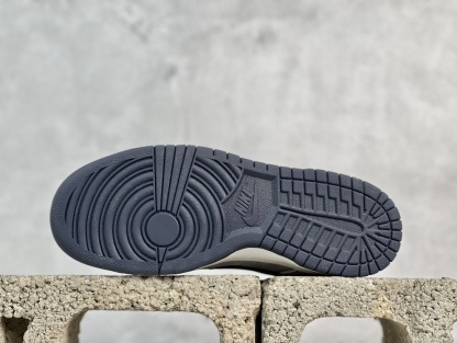 NIKE SB Dunk Low Saint Laurent コラボレーションのトリプルスウォッシュスニーカー