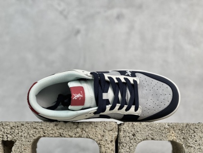 NIKE SB Dunk Low Saint Laurent コラボレーションのトリプルスウォッシュスニーカー