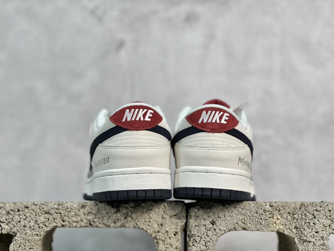 NIKE SB Dunk Low Saint Laurent コラボレーションのトリプルスウォッシュスニーカー