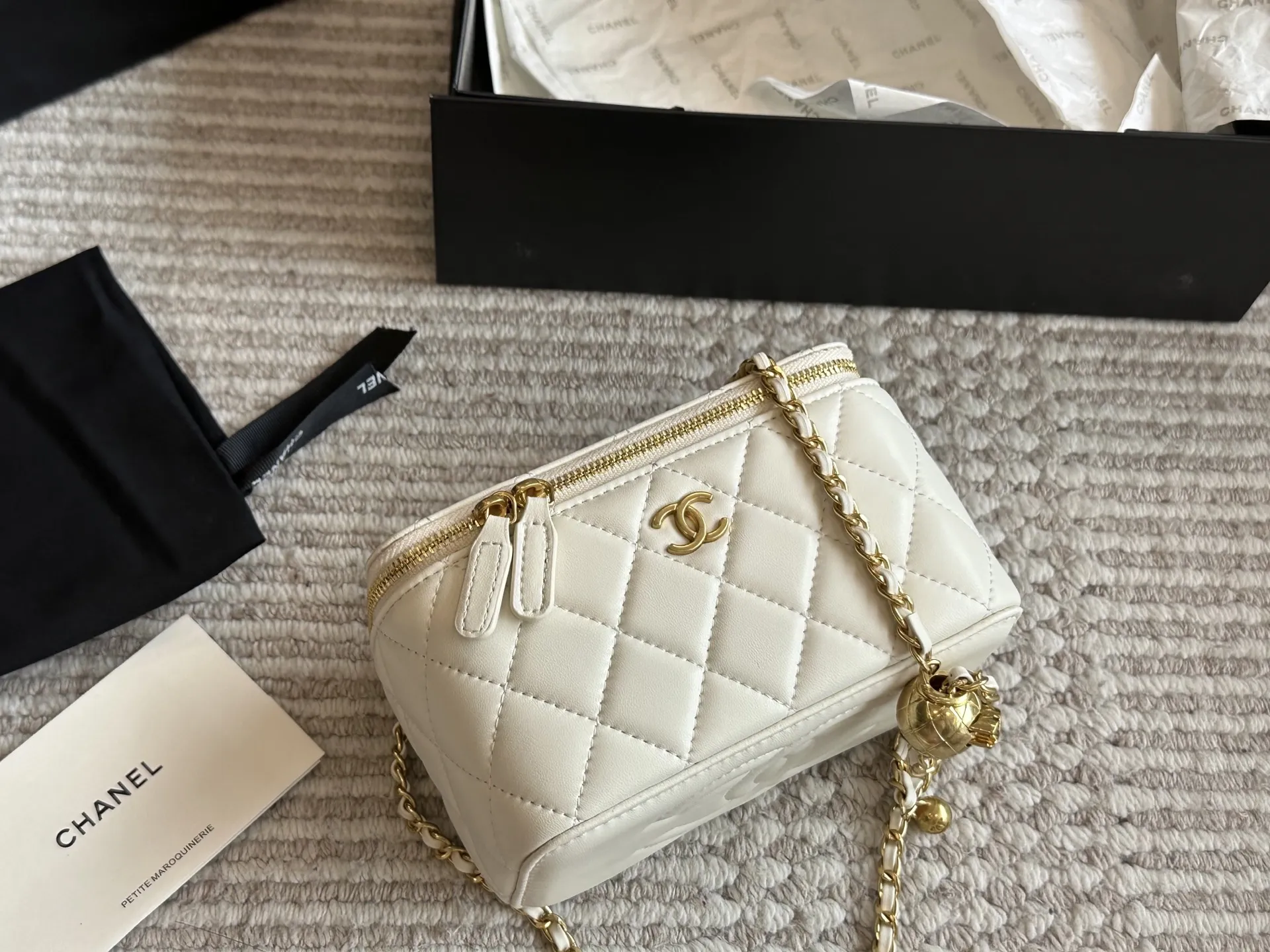 シャネル「Chanel」メタルボール ミニボックスバッグの商品写真 2